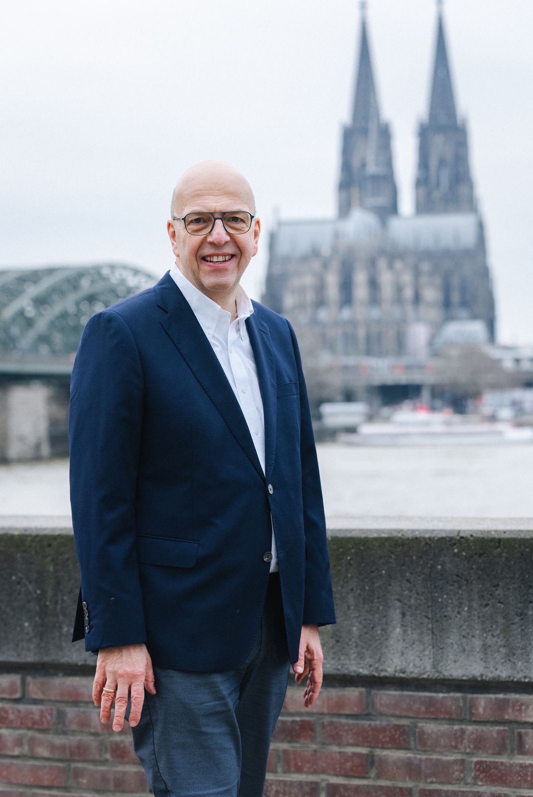 Business Portrait Fotografie – Portrait am Rhein vor dem Kölner Dom